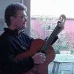 Jacob Kragh med sin elskede guitar